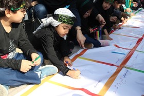 نقاشی دسته جمعی کودکان ساروی به مناسبت هفته دفاع مقدس