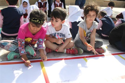 نقاشی دسته جمعی کودکان ساروی به مناسبت هفته دفاع مقدس
