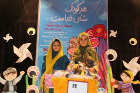 اهدای عروسک‌های محلی توسط عضو کانون پرورش فکری سیستان و بلوچستان به کودک افغانی