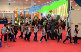 بازدید دانش‌آموزان مدارس از نمایشگاه هفته‌ی ملی کودک