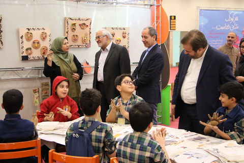 بازدید مدیر عامل کانون از نمایشگاه هفته ملی کودک