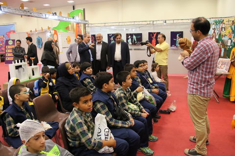 بازدید مدیر عامل کانون از نمایشگاه هفته ملی کودک
