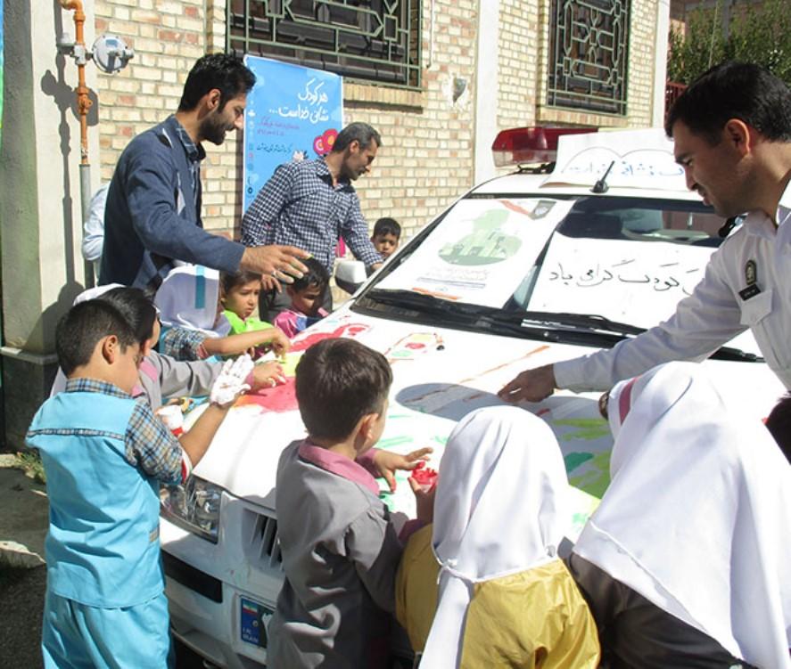 نقاشی خلاقانه کودکان مینودشتی بر روی ماشین پلیس