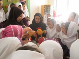 کودکان مهابادی به تماشای نمایش عروسکی نشستند