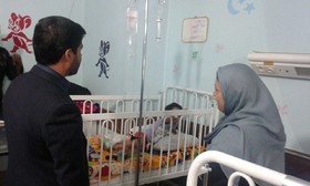 مربیان کانون بافت به عیادت کودکان بیمار بیمارستان خاتم‌الانبیا رفتند
