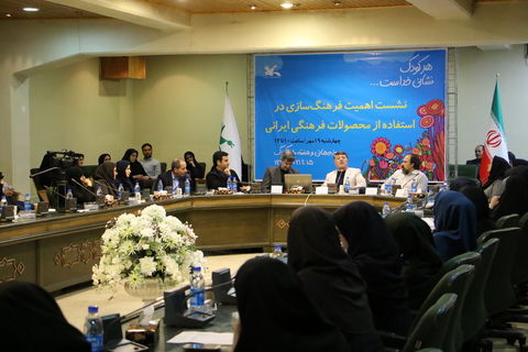 بازدید مربی مسئولان مراکز کانون تهران از نمایشگاه هفته ملی کودک