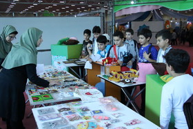 عرضۀ هنرهای دستی نوجوانان تهرانی در غرفه‌ کارآفرینی