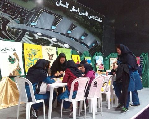 استقبال پرشور کودکان و نوجوانان از غرفه‌های فرهنگی هنری کانون در نمایشگاه کتاب گلستان