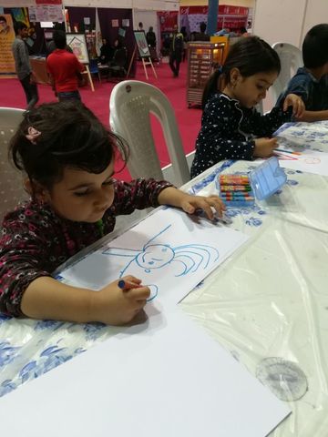 استقبال پرشور کودکان و نوجوانان از غرفه‌های فرهنگی هنری کانون در نمایشگاه کتاب گلستان