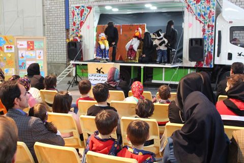 اجرای نمایش عروسکی گربه ها و خروسها بر روی کامیونت سیار کانون  در پانزدهمین نمایشگاه بین‌المللی کتاب تبریز