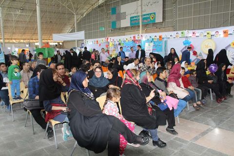 بازدید خانواده ها از غرفه‌های کانون در پانزدهمین نمایشگاه بین‌المللی کتاب تبریز