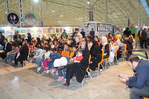بازدید کودکان و نوجوانان از غرفه‌های کانون در پانزدهمین نمایشگاه بین‌المللی کتاب تبریز