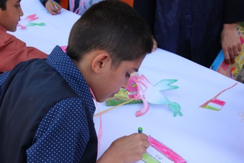 برپایی ایستگاه نقاشی در مسیر راهپیمایی روز دانش آموز توسط کانون پرورش فکری سیستان و بلوچستان