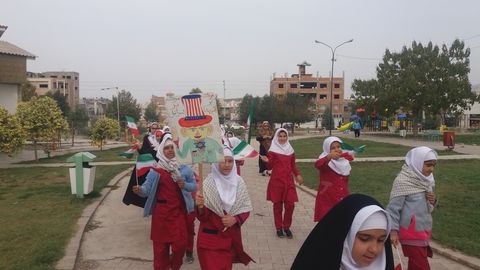 نقش‌آفرینی کودکان و نوجوانان گلستانی در مراسم راهپیمایی ۱۳ آبان 