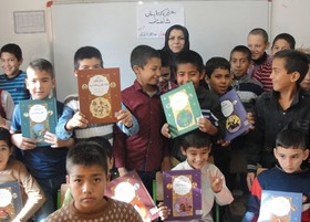 مربی کتاب‌خانه‌پستی کانون و روایت داستان‌های شاهنامه‌ برای کودکان روستایی