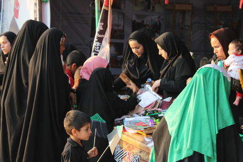 اهدا دل سازه‌ی کودکان ایرانی به مسافران کربلا در مرز شلمچه