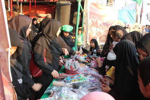 اهدا دل سازه‌ی کودکان ایرانی به مسافران کربلا در مرز شلمچه