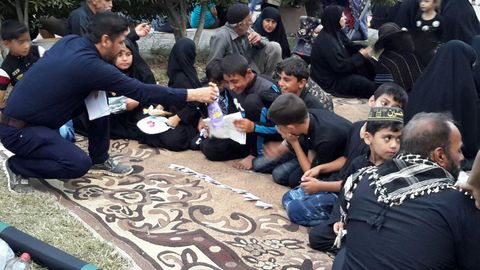 اهدا دل سازه‌ی کودکان ایرانی به مسافران کربلا در کشور عراق