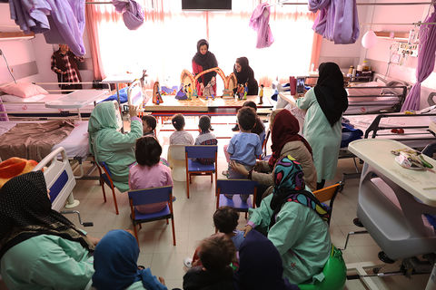 اجرای نمایش «قیچی که دنبال کار می‌گشت» در بیمارستان قلب تهران/ عکس از یونس پناهی