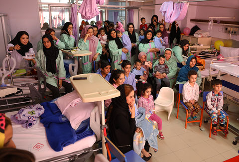 اجرای نمایش «قیچی که دنبال کار می‌گشت» در بیمارستان قلب تهران/ عکس از یونس پناهی