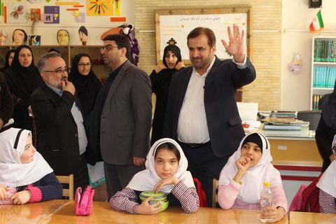 بازدید قمرزاده معاون فرهنگی کانون از اجرای طرح کانون مدرسه در مجتمع کانون تبریز