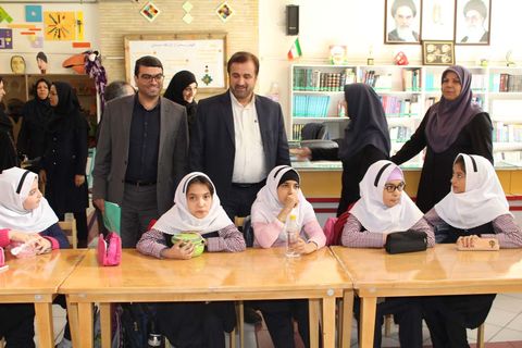 بازدید قمرزاده معاون فرهنگی کانون از اجرای طرح کانون مدرسه در مجتمع کانون تبریز