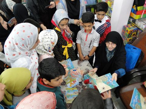 بازدید کلر ژوبرت از فروشگاه عرضه محصولات کانون و حضور در میان اعضای کودک و نوجوان مراکز کانون اصفهان