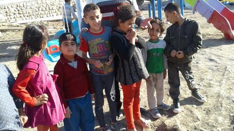 مربیان کانون خراسان رضوی در میان کودکان زلزله زده کرمانشاه