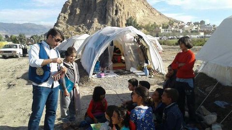 مربیان کانون خراسان رضوی در میان کودکان زلزله زده کرمانشاه