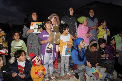 حضور مربیان کانون کرمان در مناطق زلزله‌زده کرمانشاه