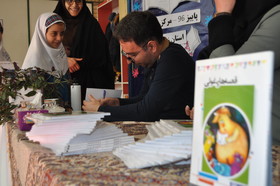 عباس قدیرمحسنی،کتاب «قصه‌های غولی» با امضای خود به اعضا هدیه کرد