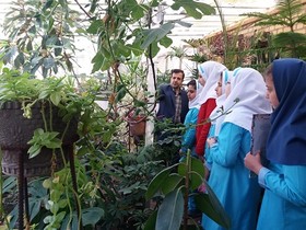 اعضای کانون اهر از گلخانه تحقیقاتی پژوهشسرای گیاهی این شهر بازدید کردند