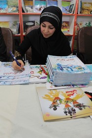 سعیده اصلاحی در جشن امضای کتاب "انشای یک ابر" در یاسوج