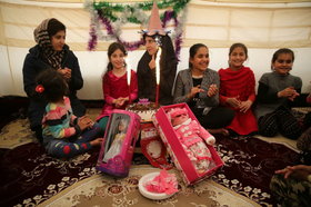 جشن تولد کودکان؛ شادی در چادرهای زلزله‌زدگان