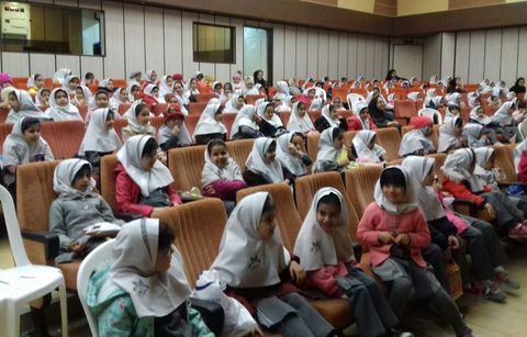 استقبال پرشور کودکان گلستانی از نمایش موزیکال «دم‌دوز»