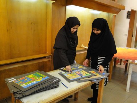 آماده سازی نمایشگاه آثار اعضا و مربیان کانون در ایام دهه مبارک فجر