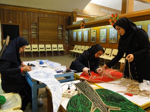 آماده سازی نمایشگاه آثار اعضا و مربیان کانون در ایام دهه مبارک فجر