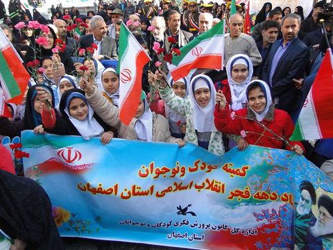 حضور اعضای کودک و نوجوان مراکز کانون استان اصفهان در مراسم گلباران تمثال حضرت امام‌خمینی (ره) 