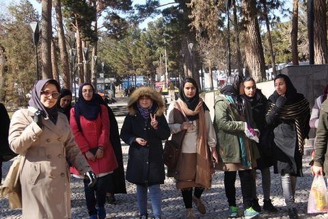 اعضای انجمن ادبی آفتاب و مهتاب در شهر قلمدان‌های مرصع
