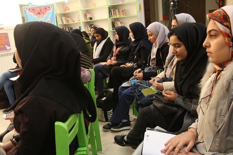 اعضای انجمن ادبی آفتاب و مهتاب در شهر قلمدان‌های مرصع