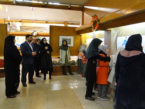 افتتاحیه نمایشگاه آثار اعضا و مربیان کانون با عنوان آیه های فجر در سه بخش دستاوردهای انقلاب اسلامی، نقش جهان و دست سازه ها