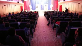 اجرای نمایش روباه دم زنگوله با حضور کودکان در سینما کودک شهرکرد