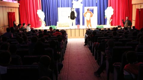 اجرای نمایش روباه دم زنگوله با حضور کودکان در سینما کودک شهرکرد 