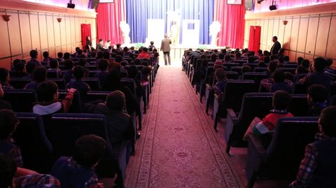 اجرای نمایش روباه دم زنگوله با حضور کودکان در سینما کودک شهرکرد 