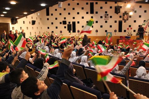 جشن پیروزی شکوهمند انقلاب اسلامی با حضور کودکان و نوجوانان اصفهانی  