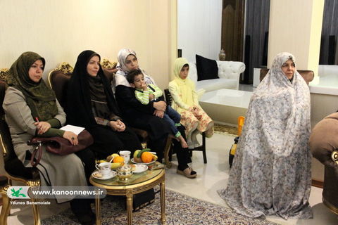دیدار مدیر کل و همکارن کانون استان تهران با خانواده شهید عرفانیان / عکس از یونس بنامولایی