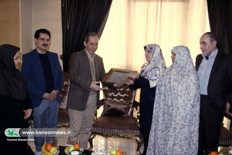دیدار مدیر کل و همکارن کانون استان تهران با خانواده شهید عرفانیان / عکس از یونس بنامولایی