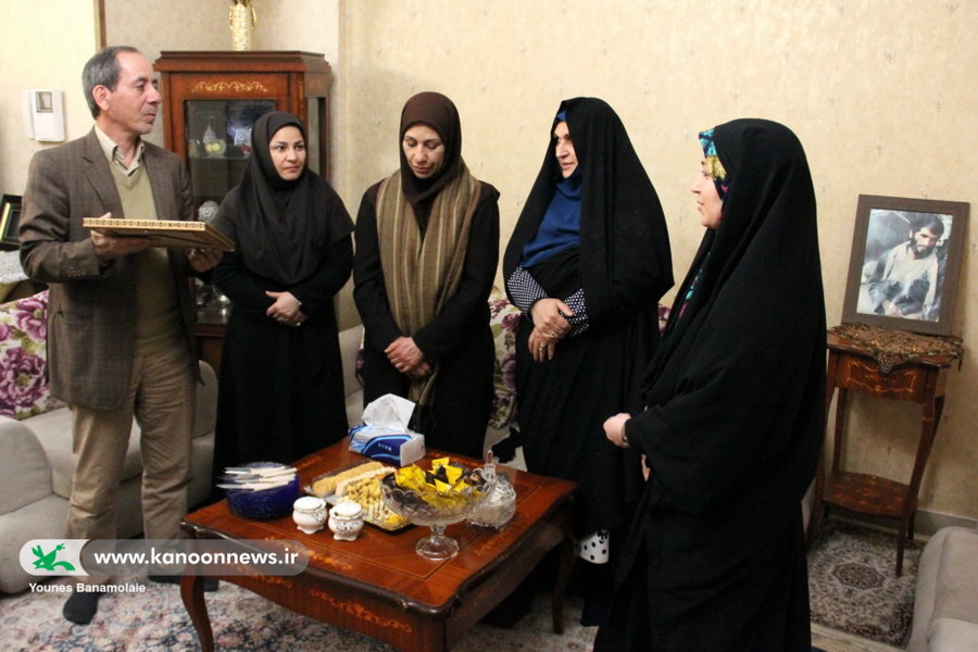 دیدار مدیر کل و همکارن کانون استان تهران با خانواده شهید بردبار / عکس از یونس بنامولایی