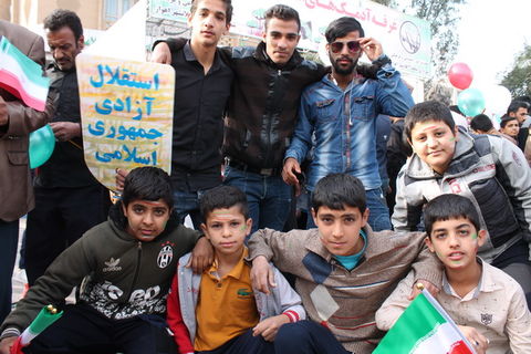 برپایی ایستگاه گریم  و حضور مدیرکل و کارکنان کانون پرورش فکری کودکان و نوجوانان خوزستان در راهپیمایی 22 بهمن ماه 96 شهرستان اهواز 
