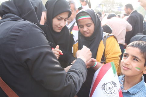 برپایی ایستگاه گریم  و حضور مدیرکل و کارکنان کانون پرورش فکری کودکان و نوجوانان خوزستان در راهپیمایی 22 بهمن ماه 96 شهرستان اهواز 